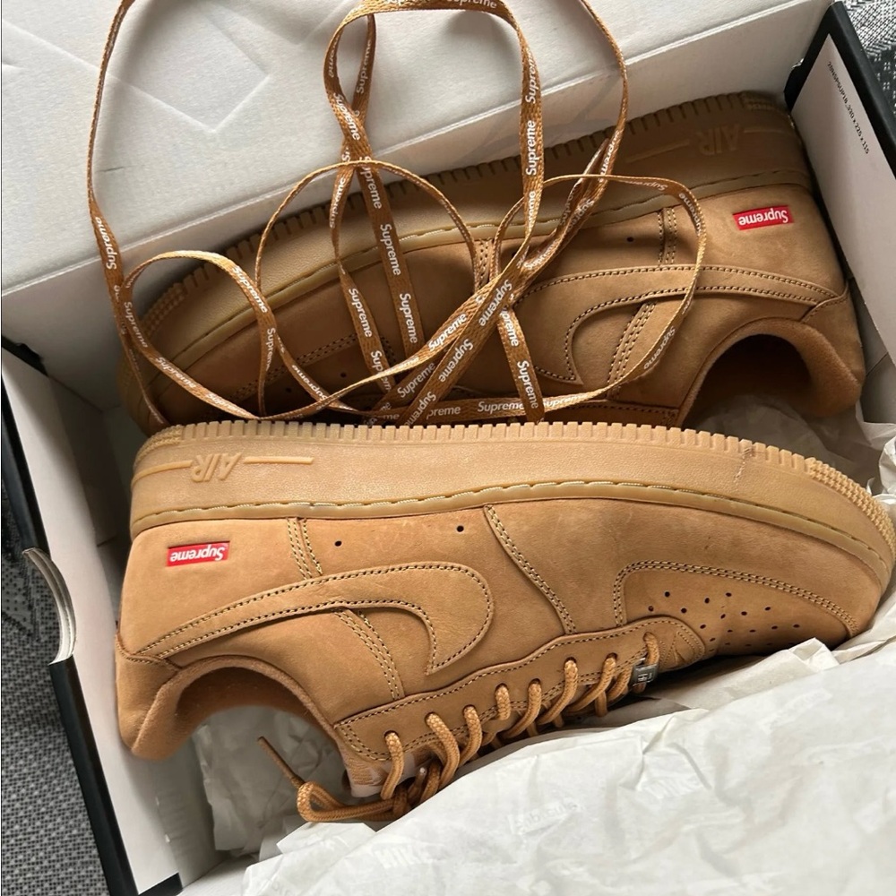 Nike. Air Force one low supreme wheat